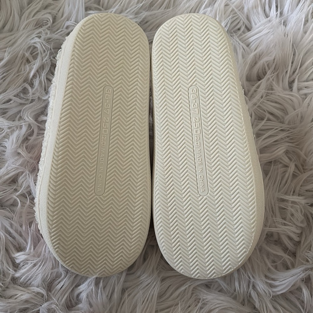 NWT Heart Slippers faux sheepskin size 6 cream and red Valentine’s Day - Picture 3 of 4
